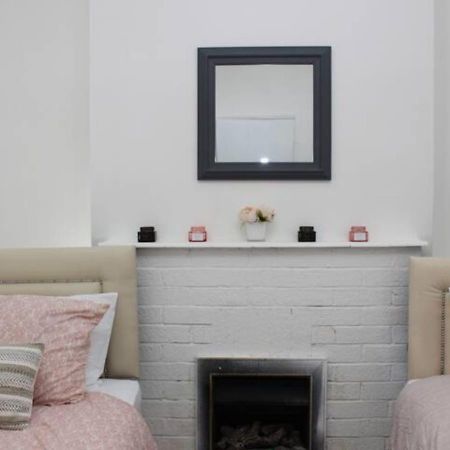 Newly Refurbished 3 Bed 2.5 Bath House In Staines Villa Екстериор снимка