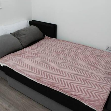 Newly Refurbished 3 Bed 2.5 Bath House In Staines Villa Екстериор снимка