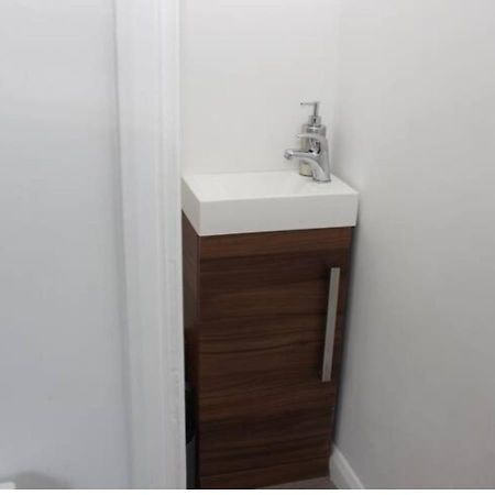 Newly Refurbished 3 Bed 2.5 Bath House In Staines Villa Екстериор снимка