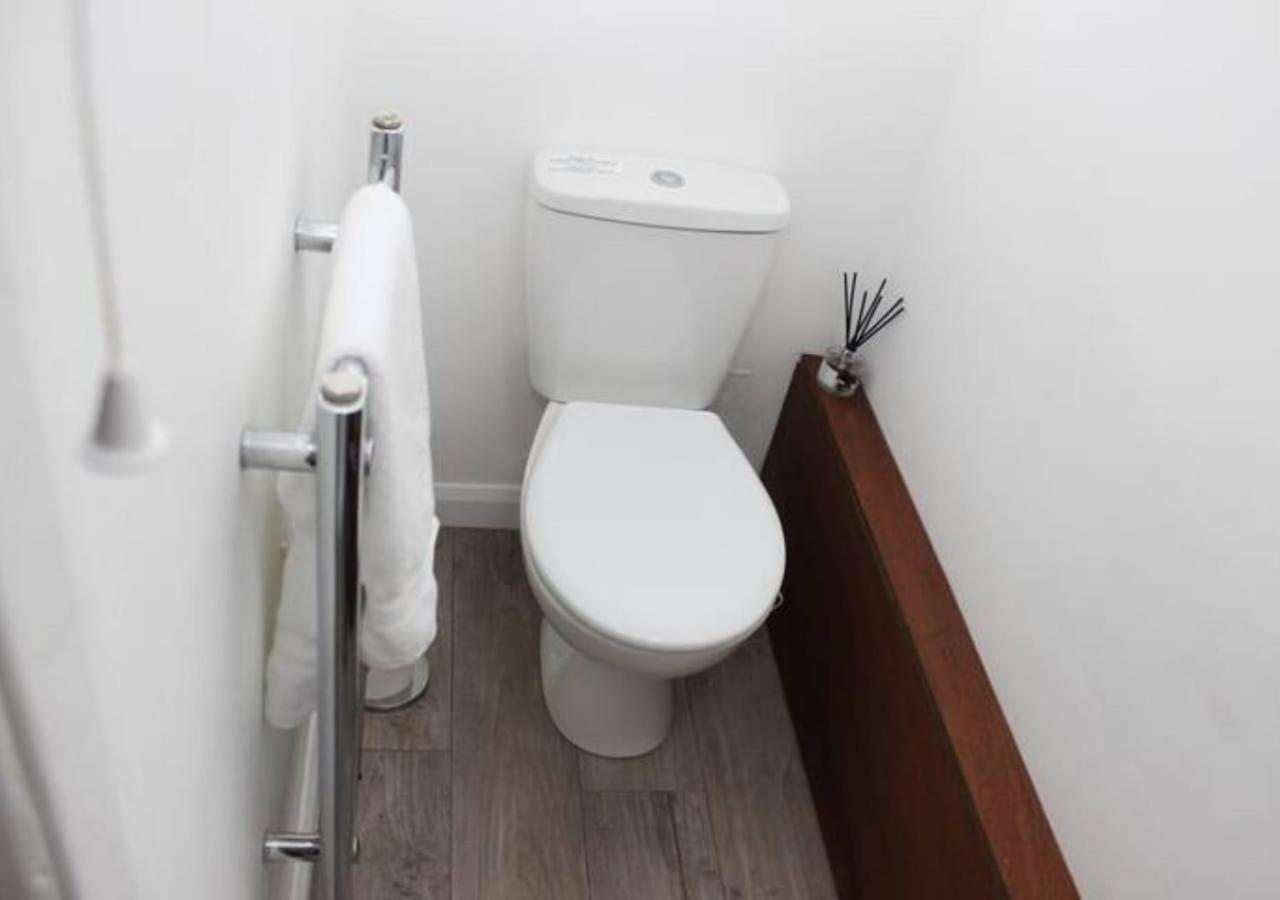 Newly Refurbished 3 Bed 2.5 Bath House In Staines Villa Екстериор снимка