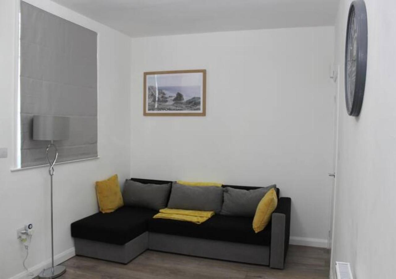 Newly Refurbished 3 Bed 2.5 Bath House In Staines Villa Екстериор снимка