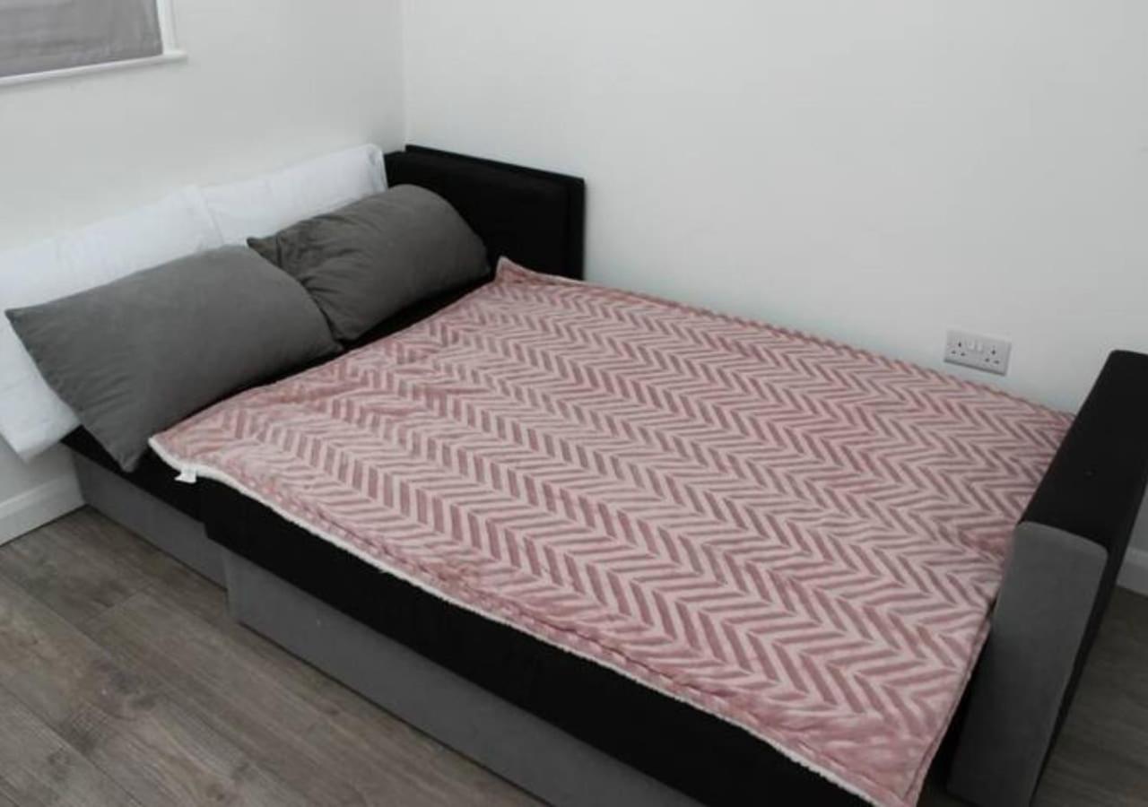 Newly Refurbished 3 Bed 2.5 Bath House In Staines Villa Екстериор снимка