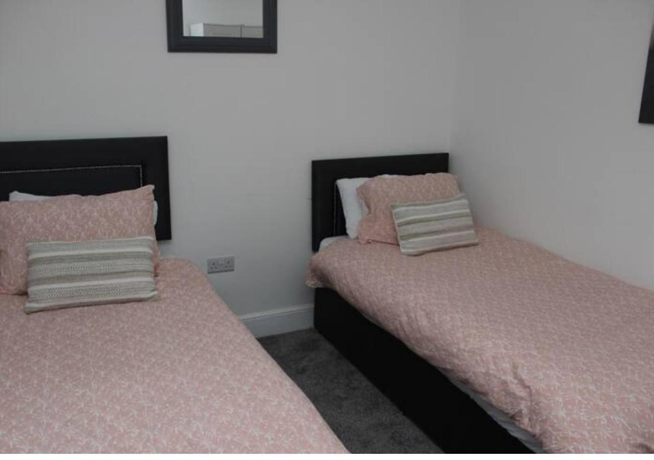 Newly Refurbished 3 Bed 2.5 Bath House In Staines Villa Екстериор снимка
