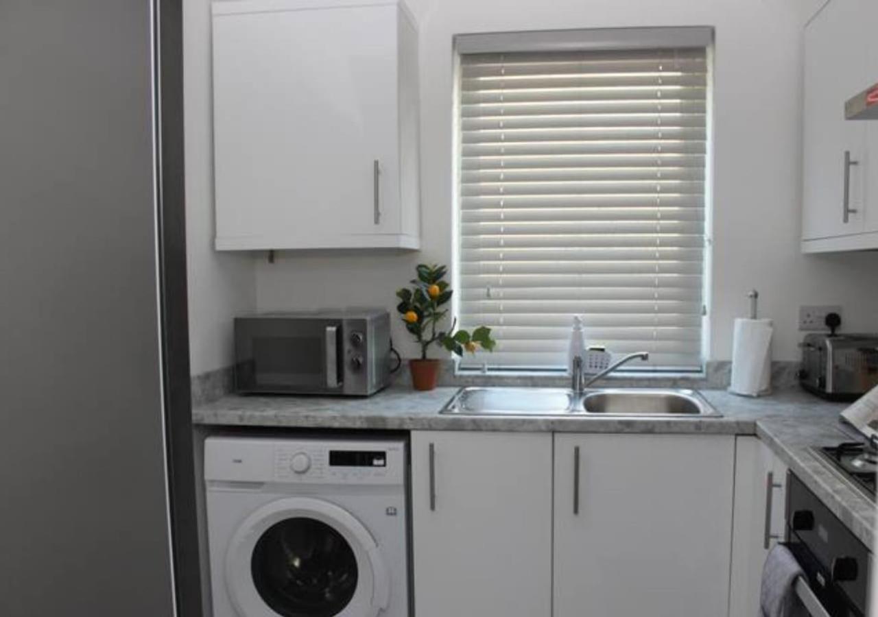 Newly Refurbished 3 Bed 2.5 Bath House In Staines Villa Екстериор снимка