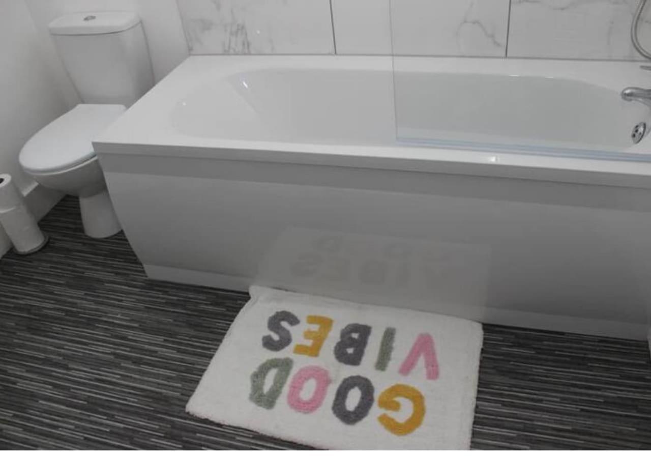 Newly Refurbished 3 Bed 2.5 Bath House In Staines Villa Екстериор снимка