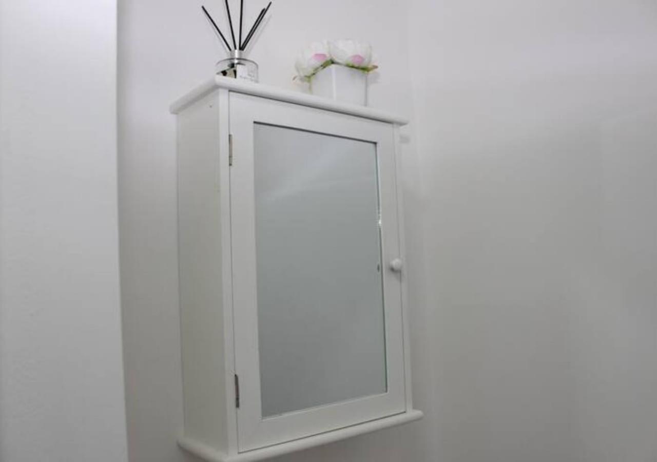 Newly Refurbished 3 Bed 2.5 Bath House In Staines Villa Екстериор снимка