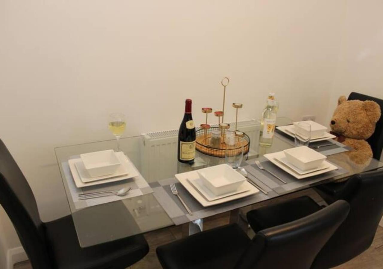 Newly Refurbished 3 Bed 2.5 Bath House In Staines Villa Екстериор снимка