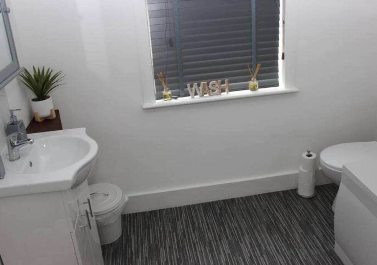 Newly Refurbished 3 Bed 2.5 Bath House In Staines Villa Екстериор снимка