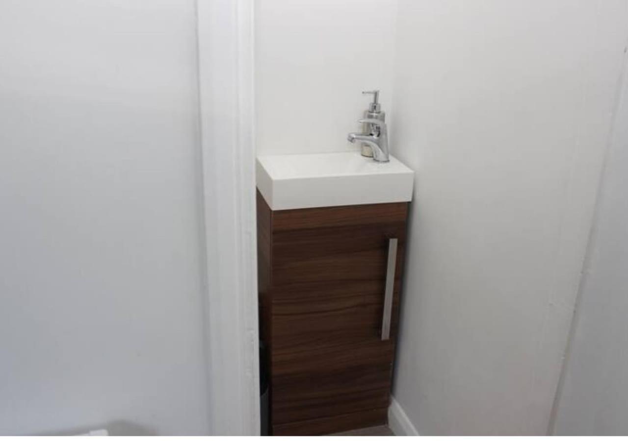 Newly Refurbished 3 Bed 2.5 Bath House In Staines Villa Екстериор снимка