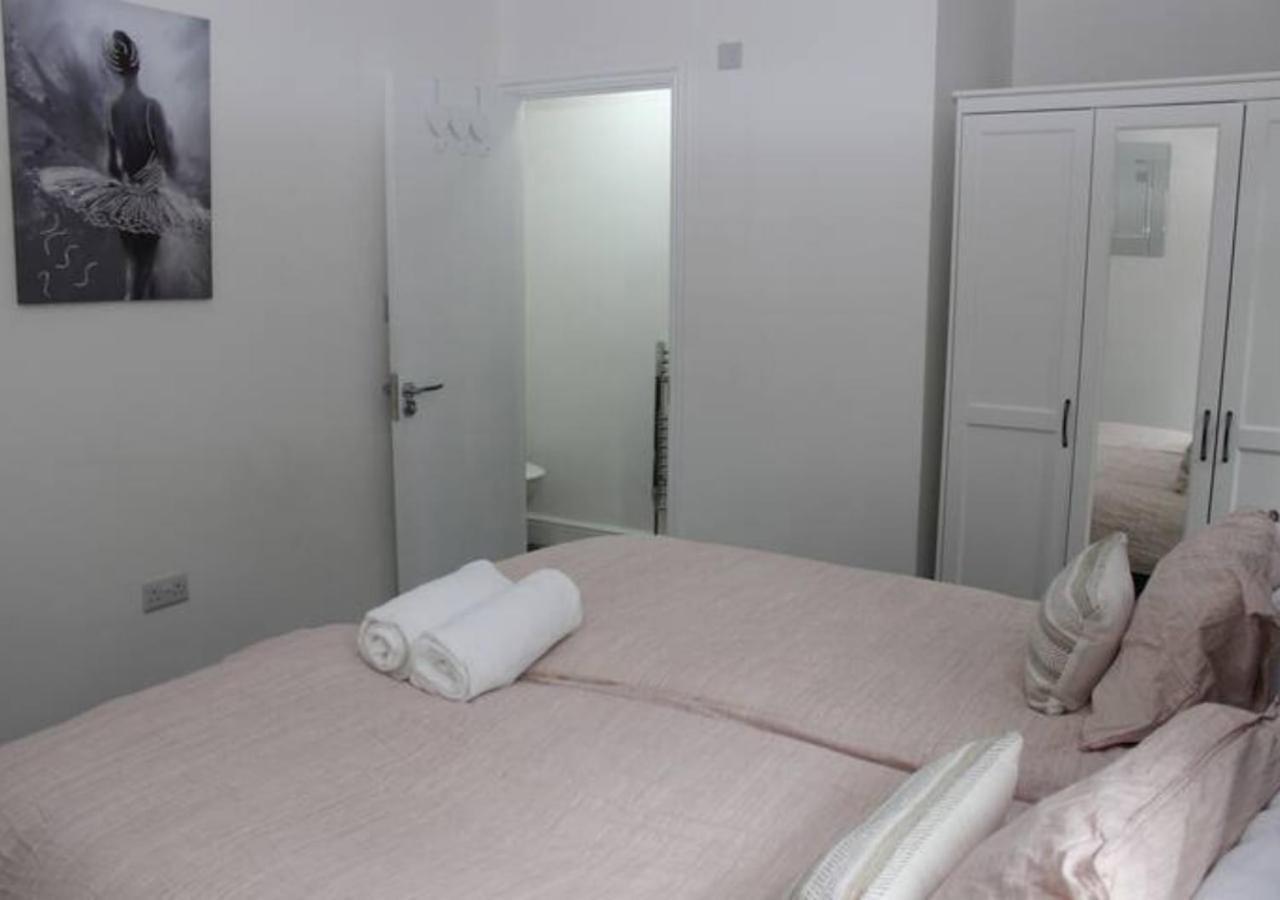 Newly Refurbished 3 Bed 2.5 Bath House In Staines Villa Екстериор снимка